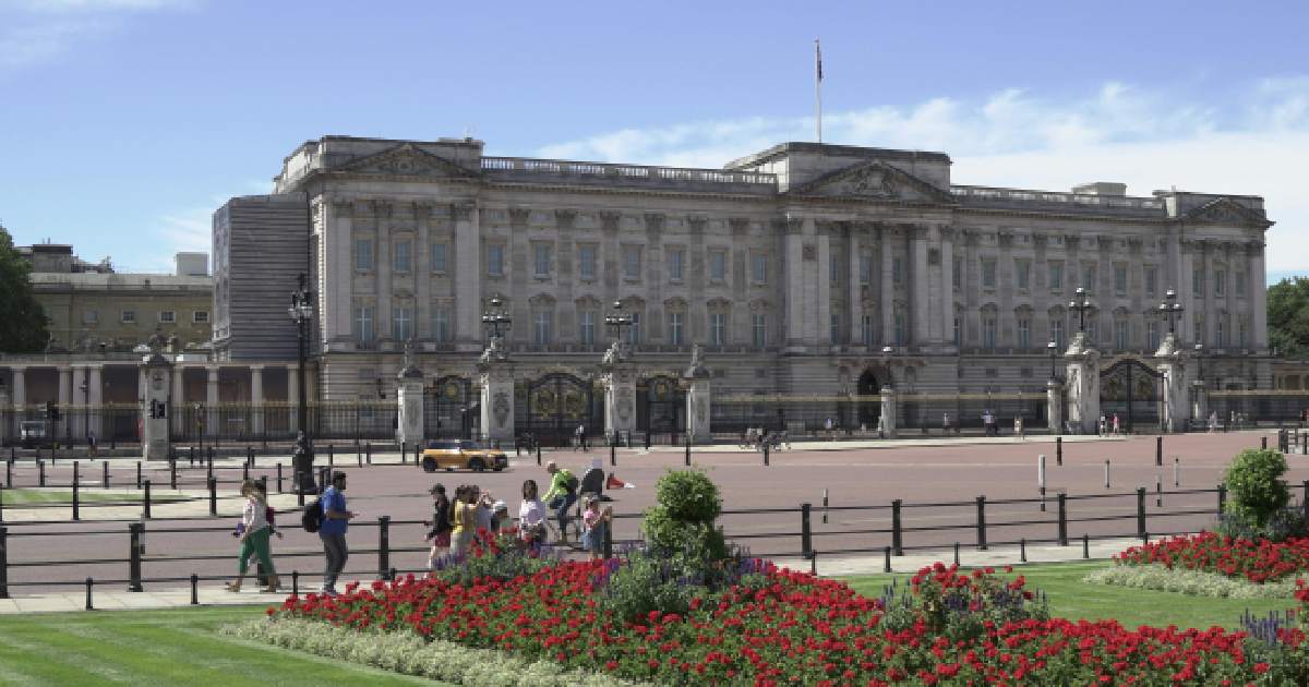 Buckingham Palace - Biggest Mansions in the World